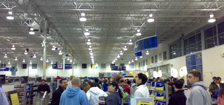 Photo of long lines of shoppers